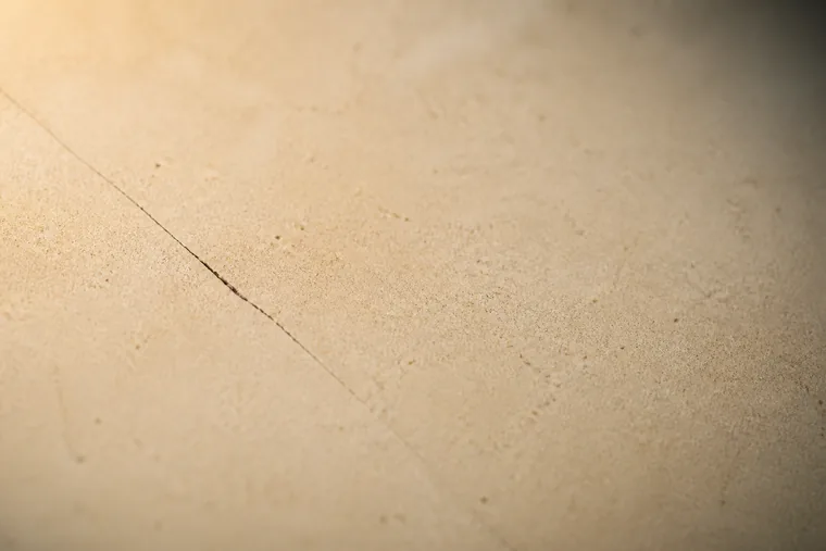 Aufgeschlagene Fachzeitschriften und Notizen auf einer ruhigen Arbeitsflaeche
